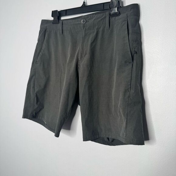 Vuori gray shorts
Waist 17”
Length 18”
Inseam 8”

BR135 - Picture 2 of 5
